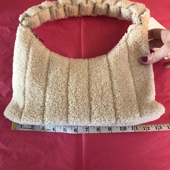 NWT. Skinny Dip London Fuzzy White Chain Shoulder Bag / Purse. - Picture 9 of 12